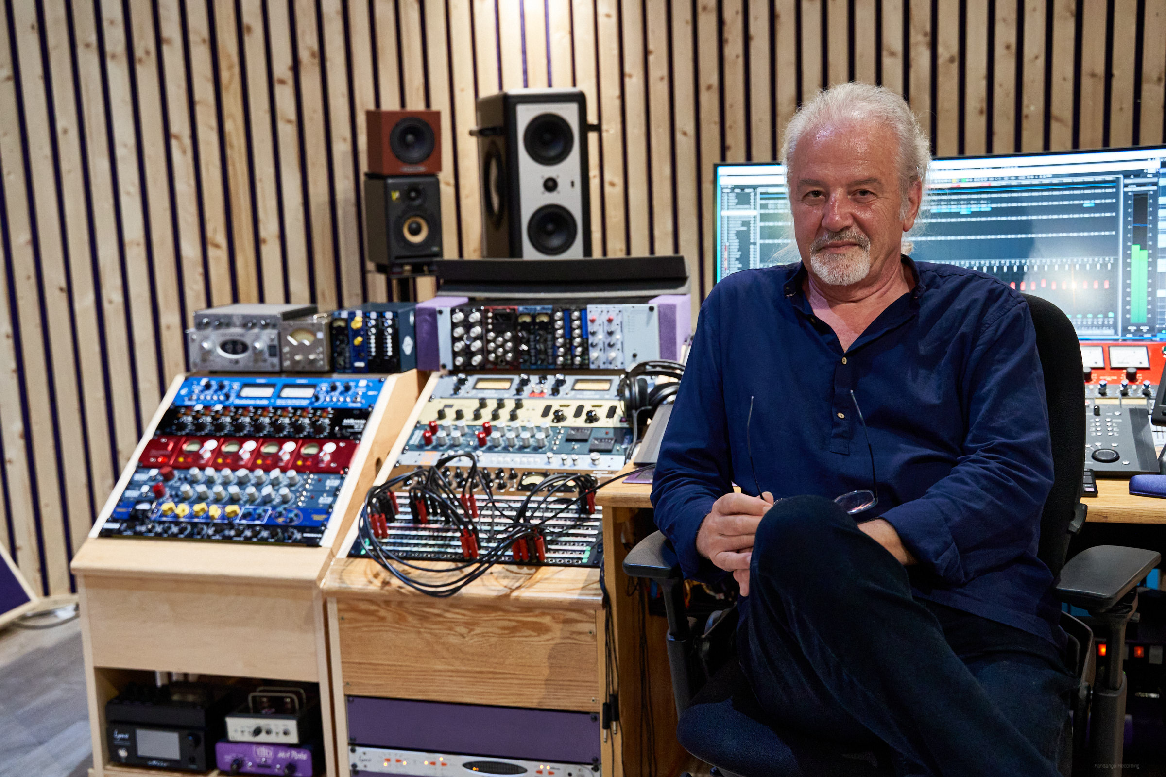Der Tontechniker am Mischpult und Mastering-Pult